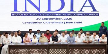 दिल्ली में INDIA ब्लॉक की महत्वपूर्ण बैठक के बाद संयुक्त प्रेस कॉन्फ्रेंस को संबोधित करते कांग्रेस अध्यक्ष मल्लिकार्जुन खड़गे, राहुल गांधी और अन्य विपक्षी नेता।