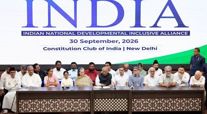 दिल्ली में INDIA ब्लॉक की महत्वपूर्ण बैठक के बाद संयुक्त प्रेस कॉन्फ्रेंस को संबोधित करते कांग्रेस अध्यक्ष मल्लिकार्जुन खड़गे, राहुल गांधी और अन्य विपक्षी नेता।