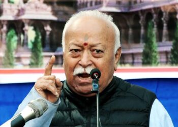 राष्ट्रीय स्वयंसेवक संघ (RSS) प्रमुख मोहन भागवत की फाइल तस्वीर और राजनीतिक बयानबाजी का दृश्य।