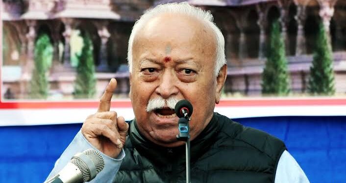 राष्ट्रीय स्वयंसेवक संघ (RSS) प्रमुख मोहन भागवत की फाइल तस्वीर और राजनीतिक बयानबाजी का दृश्य।