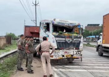 मुरैना में नेशनल हाईवे 44 पर दुर्घटनास्थल पर जुटी भीड़ और जांच करती पुलिस टीम की प्रतीकात्मक तस्वीर।