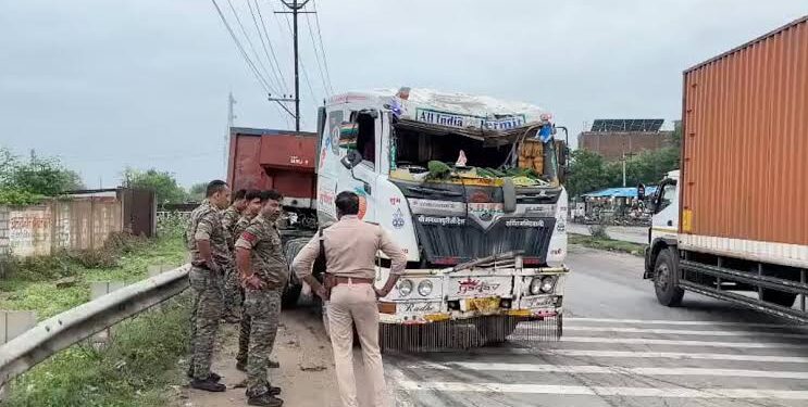 मुरैना में नेशनल हाईवे 44 पर दुर्घटनास्थल पर जुटी भीड़ और जांच करती पुलिस टीम की प्रतीकात्मक तस्वीर।