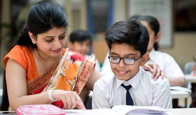 मध्य प्रदेश में नियुक्ति और स्कूल आवंटन का इंतजार कर रहे चयनित शिक्षकों की प्रतीकात्मक तस्वीर।
