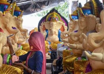 आष्टा में मूर्तिकार द्वारा भगवान श्री गणेश की विशाल प्रतिमा को रंग-रोगन कर अंतिम रूप देते हुए।