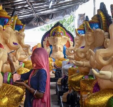 आष्टा में मूर्तिकार द्वारा भगवान श्री गणेश की विशाल प्रतिमा को रंग-रोगन कर अंतिम रूप देते हुए।