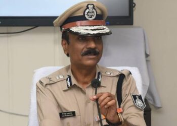 प्रेस ब्रीफिंग के दौरान महिला सुरक्षा और अपराध नियंत्रण पर बयान देते मध्य प्रदेश के पुलिस महानिदेशक (डीजीपी)।