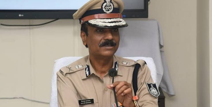 प्रेस ब्रीफिंग के दौरान महिला सुरक्षा और अपराध नियंत्रण पर बयान देते मध्य प्रदेश के पुलिस महानिदेशक (डीजीपी)।