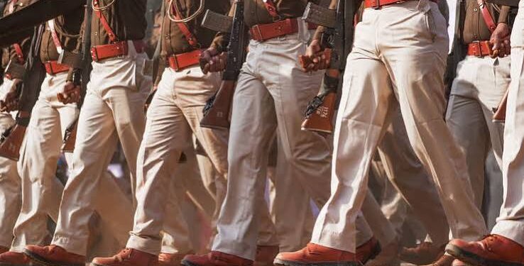 मध्य प्रदेश पुलिस मुख्यालय (PHQ) भोपाल की इमारत और पुलिस आरक्षक बैंड भर्ती परीक्षा परिणाम का आधिकारिक पोर्टल स्क्रीनशॉट।