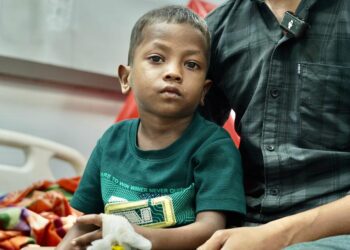 सीधी जिले में सामुदायिक स्वास्थ्य केंद्र के बाहर रोते-बिलखते आदिवासी परिजन और स्वास्थ्य केंद्र का प्रशासनिक परिसर।