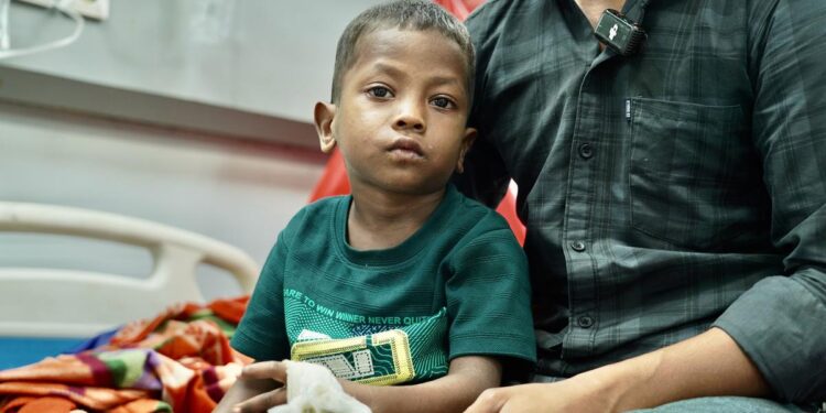 सीधी जिले में सामुदायिक स्वास्थ्य केंद्र के बाहर रोते-बिलखते आदिवासी परिजन और स्वास्थ्य केंद्र का प्रशासनिक परिसर।