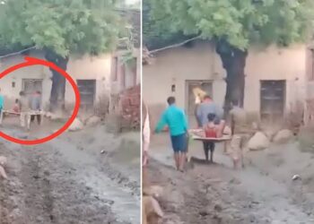 सीधी जिले के ग्रामीण इलाके में कीचड़ भरे रास्ते पर बीमार बुजुर्ग को खाट (चारपाई) पर उठाकर अस्पताल ले जाते ग्रामीण।