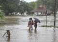 मध्य प्रदेश में मूसलाधार बारिश के चलते जलभराव और मौसम विभाग (IMD) द्वारा जारी ऑरेंज अलर्ट का मैप।