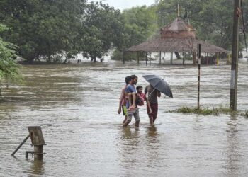 मध्य प्रदेश में मूसलाधार बारिश के चलते जलभराव और मौसम विभाग (IMD) द्वारा जारी ऑरेंज अलर्ट का मैप।