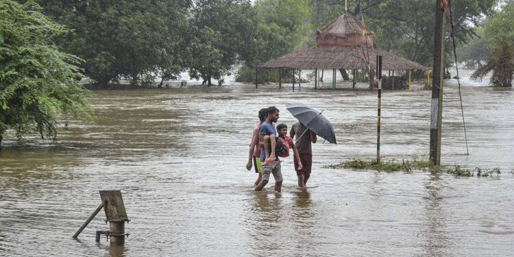 मध्य प्रदेश में मूसलाधार बारिश के चलते जलभराव और मौसम विभाग (IMD) द्वारा जारी ऑरेंज अलर्ट का मैप।