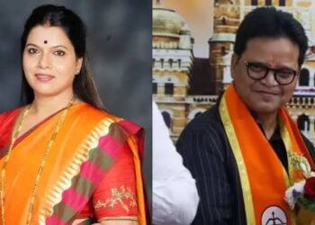 प्रेस को संबोधित करते हुए मुंबई की मेयर रितु तावड़े और पृष्ठभूमि में बीएमसी मुख्यालय का प्रतीकात्मक दृश्य।
