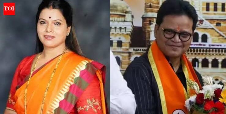 प्रेस को संबोधित करते हुए मुंबई की मेयर रितु तावड़े और पृष्ठभूमि में बीएमसी मुख्यालय का प्रतीकात्मक दृश्य।