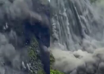 नेपाल के दार्चुला जिले में भारी भूस्खलन के बाद चौलानी नदी में गिरे मलबे और धूल के गुबार का वायरल वीडियो दृश्य।
