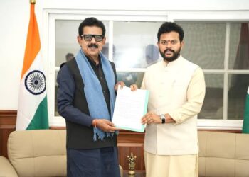 भारतीय विमानपत्तन प्राधिकरण (AAI) का आधिकारिक लोगो और भोपाल के राजा भोज व इंदौर के देवी अहिल्याबाई होल्कर अंतरराष्ट्रीय हवाई अड्डे का प्रतीकात्मक चित्र।
