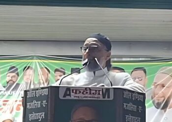 कानपुर के बाबूपुरवा में जनसभा को संबोधित करते एआईएमआईएम प्रमुख असदुद्दीन ओवैसी।