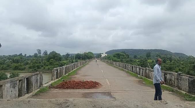राजगढ़ जिले में पार्वती परियोजना के विरोध में धरना प्रदर्शन करते और तख्तियां लेकर मुआवजे की मांग करते किसान।