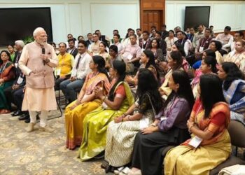 शिक्षक दिवस पर राष्ट्रीय शिक्षक पुरस्कार विजेताओं के साथ संवाद करते प्रधानमंत्री नरेंद्र मोदी।