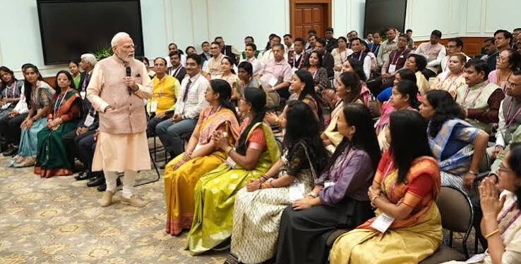 शिक्षक दिवस पर राष्ट्रीय शिक्षक पुरस्कार विजेताओं के साथ संवाद करते प्रधानमंत्री नरेंद्र मोदी।