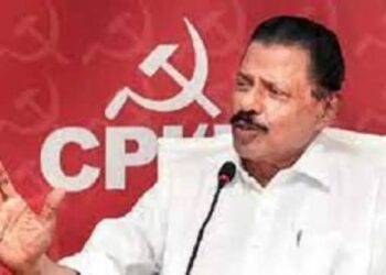 अपनी मांगों को लेकर सांकेतिक प्रदर्शन करते कर्मचारी और मुख्य सचिव के नाम ज्ञापन सौंपने की तैयारी की प्रतीकात्मक तस्वीर।