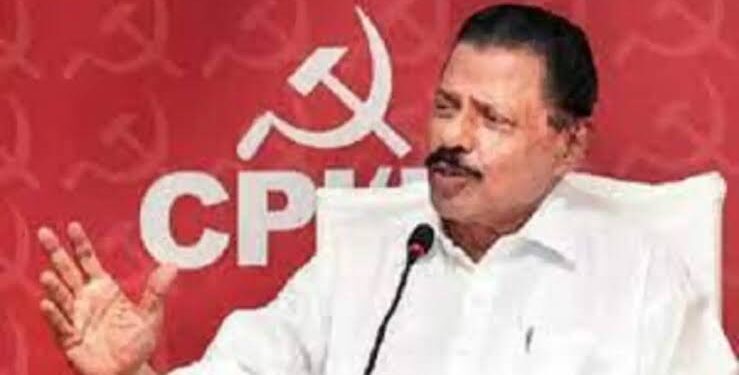 अपनी मांगों को लेकर सांकेतिक प्रदर्शन करते कर्मचारी और मुख्य सचिव के नाम ज्ञापन सौंपने की तैयारी की प्रतीकात्मक तस्वीर।
