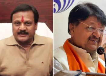प्रेस वार्ता के दौरान कैबिनेट मंत्री कैलाश विजयवर्गीय पर तीखा पलटवार करते मध्य प्रदेश के पूर्व मंत्री व कांग्रेस नेता सज्जन सिंह वर्मा।