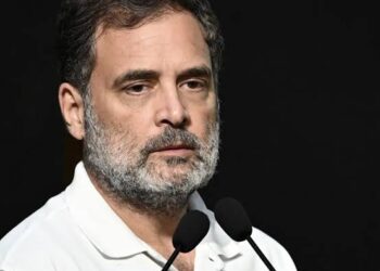 इंदौर में युवाओं और छात्रों के बीच संवाद करते लोकसभा में नेता प्रतिपक्ष राहुल गांधी और हाथ में 'RAGA' लिखे पोस्टर थामे समर्थक।