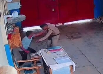 रायसेन जिला जेल का मुख्य प्रवेश द्वार और सुरक्षा व्यवस्था की जांच करते वरिष्ठ पुलिस व जेल अधिकारी।