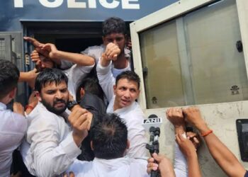 रीवा में पुलिस द्वारा कांग्रेस कार्यकर्ताओं पर आंसू गैस के गोले छोड़ने और प्रदर्शनकारियों व सुरक्षाबलों के बीच झड़प का दृश्य।