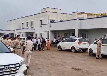 सागर जिला अस्पताल में जहरीली शराब से पीड़ित मरीजों से मुलाकात करते और डॉक्टरों से चर्चा करते नेता प्रतिपक्ष उमंग सिंघार।