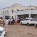 सागर जिला अस्पताल में जहरीली शराब से पीड़ित मरीजों से मुलाकात करते और डॉक्टरों से चर्चा करते नेता प्रतिपक्ष उमंग सिंघार।