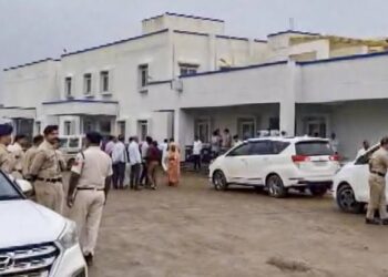 सागर जहरीली शराब कांड के बाद अस्पताल में मची अफरा-तफरी और प्रशासनिक अधिकारियों की जांच की प्रतीकात्मक तस्वीर।