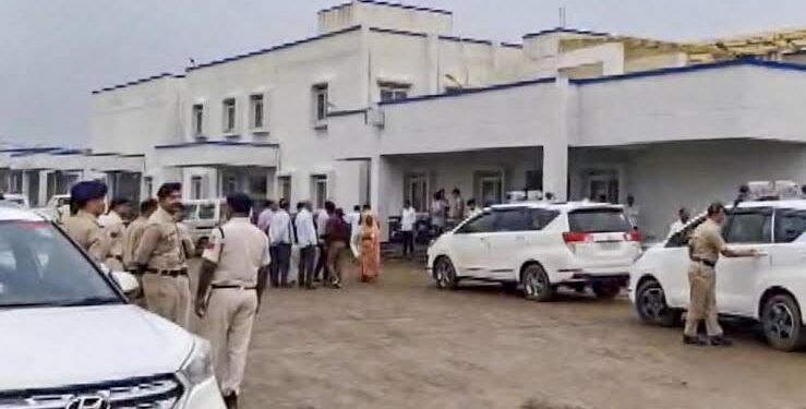 सागर जहरीली शराब कांड के बाद अस्पताल में मची अफरा-तफरी और प्रशासनिक अधिकारियों की जांच की प्रतीकात्मक तस्वीर।