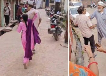 श्योपुर के सरकारी स्कूल परिसर में महिला रसोइया द्वारा प्रिंसिपल से विवाद और चप्पल से पिटाई के वायरल वीडियो का दृश्य।