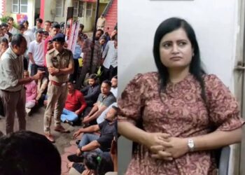 रायपुर के सिविल लाइन थाने के बाहर सोमा देवांगन की गिरफ्तारी के विरोध में प्रदर्शन और पुलिस अधिकारियों से बहस करते कांग्रेस कार्यकर्ता।