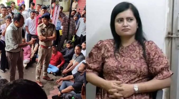 रायपुर के सिविल लाइन थाने के बाहर सोमा देवांगन की गिरफ्तारी के विरोध में प्रदर्शन और पुलिस अधिकारियों से बहस करते कांग्रेस कार्यकर्ता।