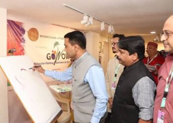 नर्मदापुरम में सेवा संकल्प प्रदर्शनी के दौरान अपनी बनाई पेंटिंग्स और कलाकृतियों के साथ खड़े स्कूली छात्र-छात्राएं।