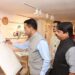 नर्मदापुरम में सेवा संकल्प प्रदर्शनी के दौरान अपनी बनाई पेंटिंग्स और कलाकृतियों के साथ खड़े स्कूली छात्र-छात्राएं।
