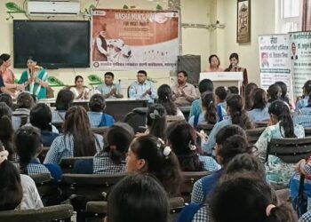 नर्मदापुरम के विद्यालय परिसर में हाथ आगे बढ़ाकर नशामुक्त समाज के निर्माण की शपथ लेते हुए छात्र-छात्राएं और शिक्षक।