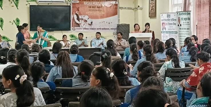 नर्मदापुरम के विद्यालय परिसर में हाथ आगे बढ़ाकर नशामुक्त समाज के निर्माण की शपथ लेते हुए छात्र-छात्राएं और शिक्षक।