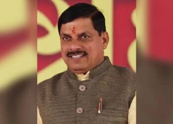मध्य प्रदेश राज्य स्तरीय शिक्षक सम्मान समारोह में सम्मानित होने वाले उत्कृष्ट शिक्षकों और पुरस्कार वितरण की प्रतीकात्मक तस्वीर।