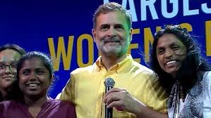 राहुल गांधी के इंदौर कार्यक्रम में सवाल पूछती छात्रा और सोशल मीडिया पर वायरल उनकी कांग्रेस नेताओं के साथ तस्वीरें।