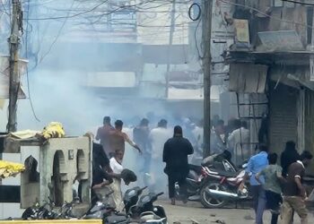 उज्जैन में शाही मस्जिद विवाद के बाद प्रशासनिक अधिकारियों और शहर काजी खलीक उर रहमान की शांति समिति बैठक का दृश्य।