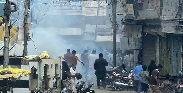 उज्जैन में शाही मस्जिद विवाद के बाद प्रशासनिक अधिकारियों और शहर काजी खलीक उर रहमान की शांति समिति बैठक का दृश्य।