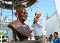 बैतूल के कोठी बाजार गांधी चौक पर महात्मा गांधी और लाल बहादुर शास्त्री की प्रतिमा पर माल्यार्पण करते बीजेपी प्रदेश अध्यक्ष हेमंत खण्डेलवाल और केंद्रीय मंत्री दुर्गादास उइके।
