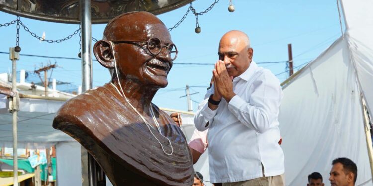 बैतूल के कोठी बाजार गांधी चौक पर महात्मा गांधी और लाल बहादुर शास्त्री की प्रतिमा पर माल्यार्पण करते बीजेपी प्रदेश अध्यक्ष हेमंत खण्डेलवाल और केंद्रीय मंत्री दुर्गादास उइके।