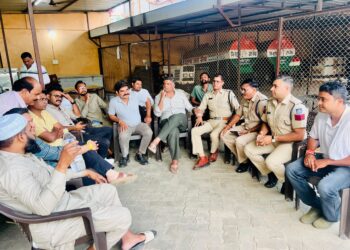 भोपाल पुलिस द्वारा युवक कांग्रेस नेता प्रिंस सिंह भदौरिया के आवास पर सुरक्षा घेरा और नजरबंदी की प्रतीकात्मक तस्वीर।